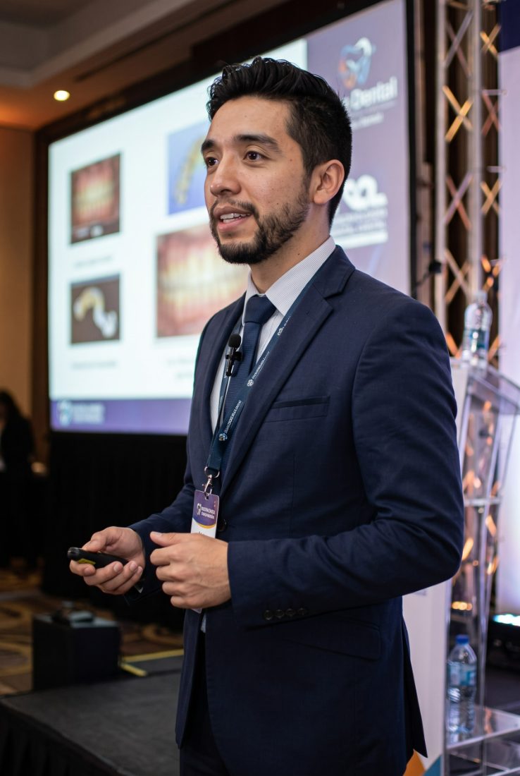 Alejandro Carvajal — Diseñador Dental CAD/CAM, presentando en un congreso de odontología digital